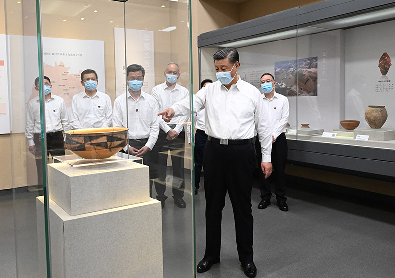 5月16日下昼，，，，，中共中央总书记、国家主席、中央军委主席习近平在前往陕西西安主持中国－中亚峰会途中，，，，，在山西运城博物馆考察。。。。。。