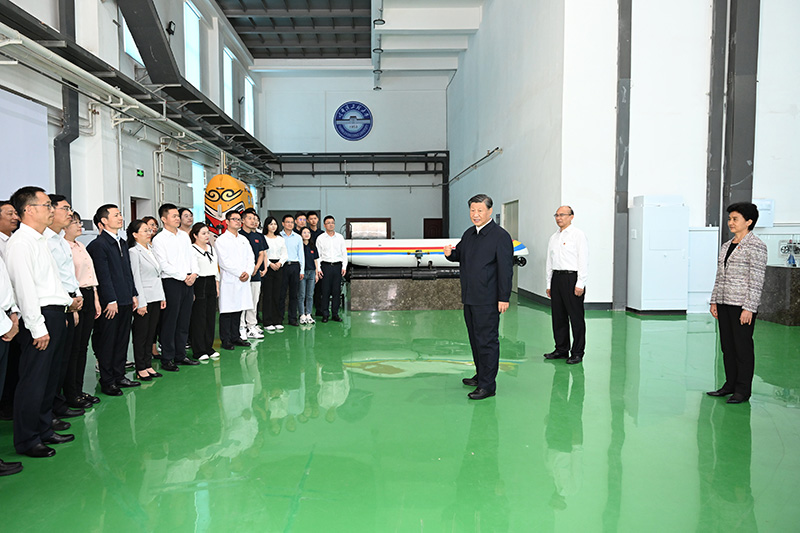 9月6日至8日，，，，，，，中共中央总书记、国家主席、中央军委主席习近平在黑龙江考察。。。。。。。。这是7日上午，，，，，，，习近平在哈尔滨工程大学考察时，，，，，，，同师生代表亲热交流。。。。。。。。